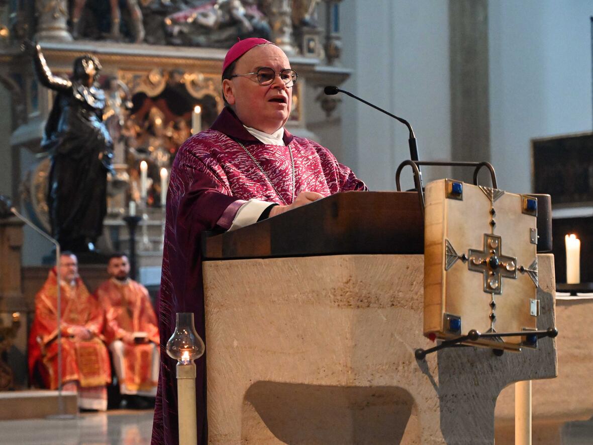 Bischof Bertram rückte in seiner Predigt die Opfer von Krieg und Gewalt in den Mittelpunkt (Fotos: Ulrich Bobinger/pba).