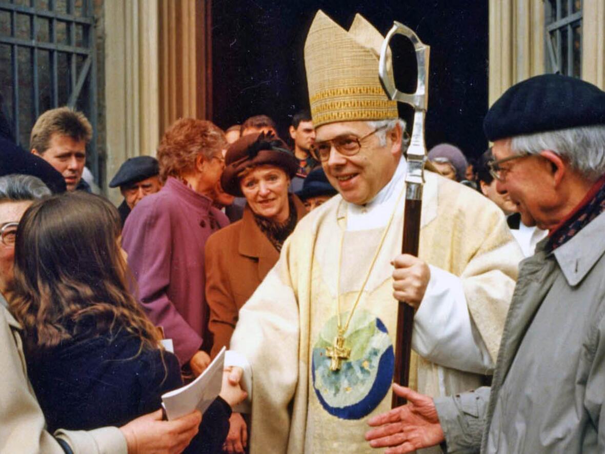 Weihbischof Josef Grünwald nach seiner Bischofsweihe auf dem Domplatz. (Foto: Fuchs / SUV-Archiv)