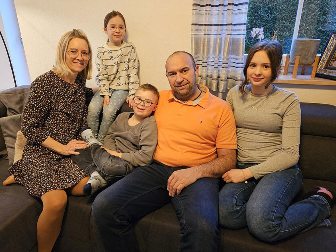 Auf der Familiencouch von Familie Klein. (Foto: Petra Nelhübel/DRW)
