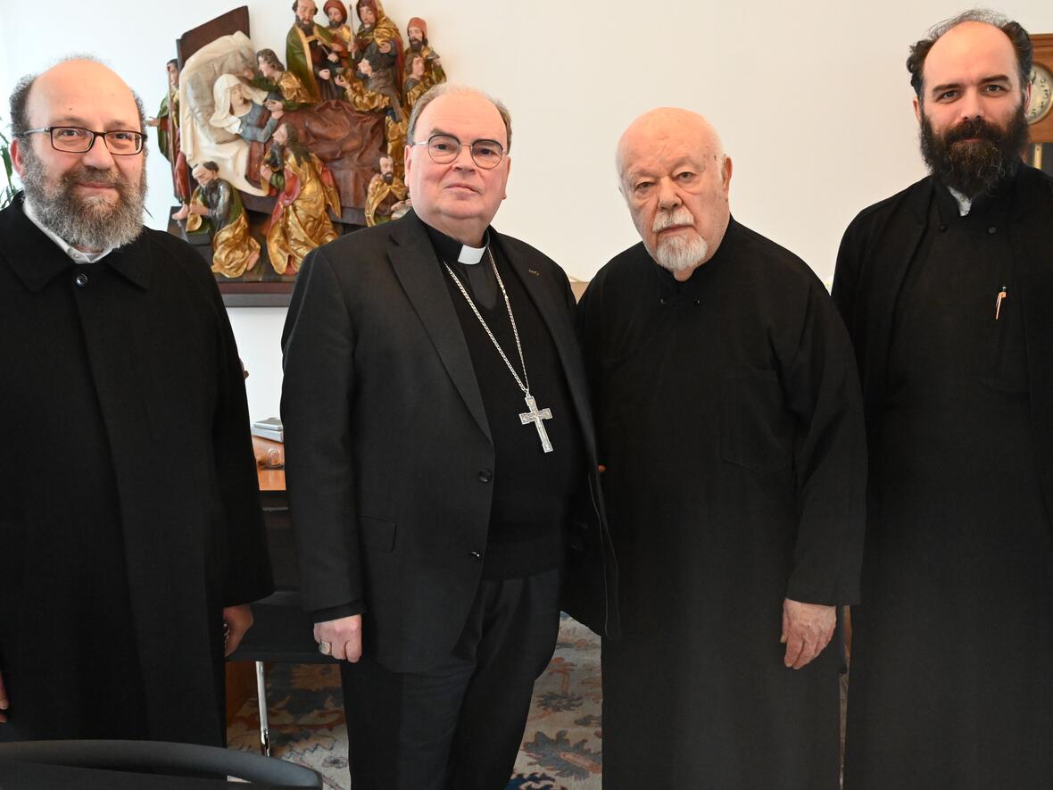 Freundschaftliche Begegnung im Bischofshaus: Metropolit Auguostinos (2. von rechts) besuchte Bischof Bertram. Begleitet wurde er von Bischof Ambrosius Koutsouridis (links) und dem Vorsitzenden der ACK Bayern, Georgios Siomos (Foto: Ulrich Bobinger / pba).