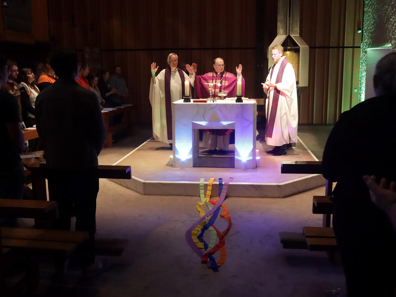 Bischof Bertram rief im Gottesdienst die Jugendlichen dazu auf, sich zu engagieren (Foto: Annette Zoepf / pba).