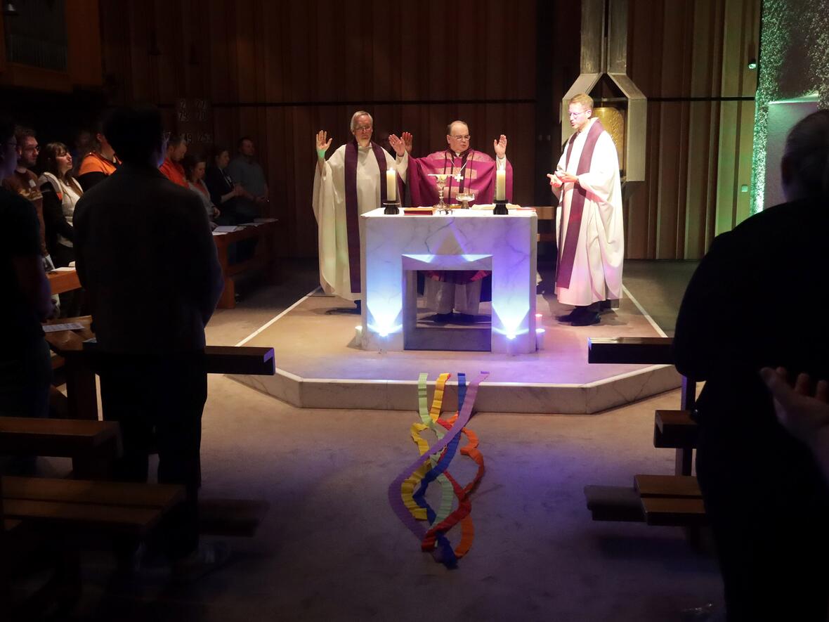 Bischof Bertram rief im Gottesdienst die Jugendlichen dazu auf, sich zu engagieren (Foto: Annette Zoepf / pba).