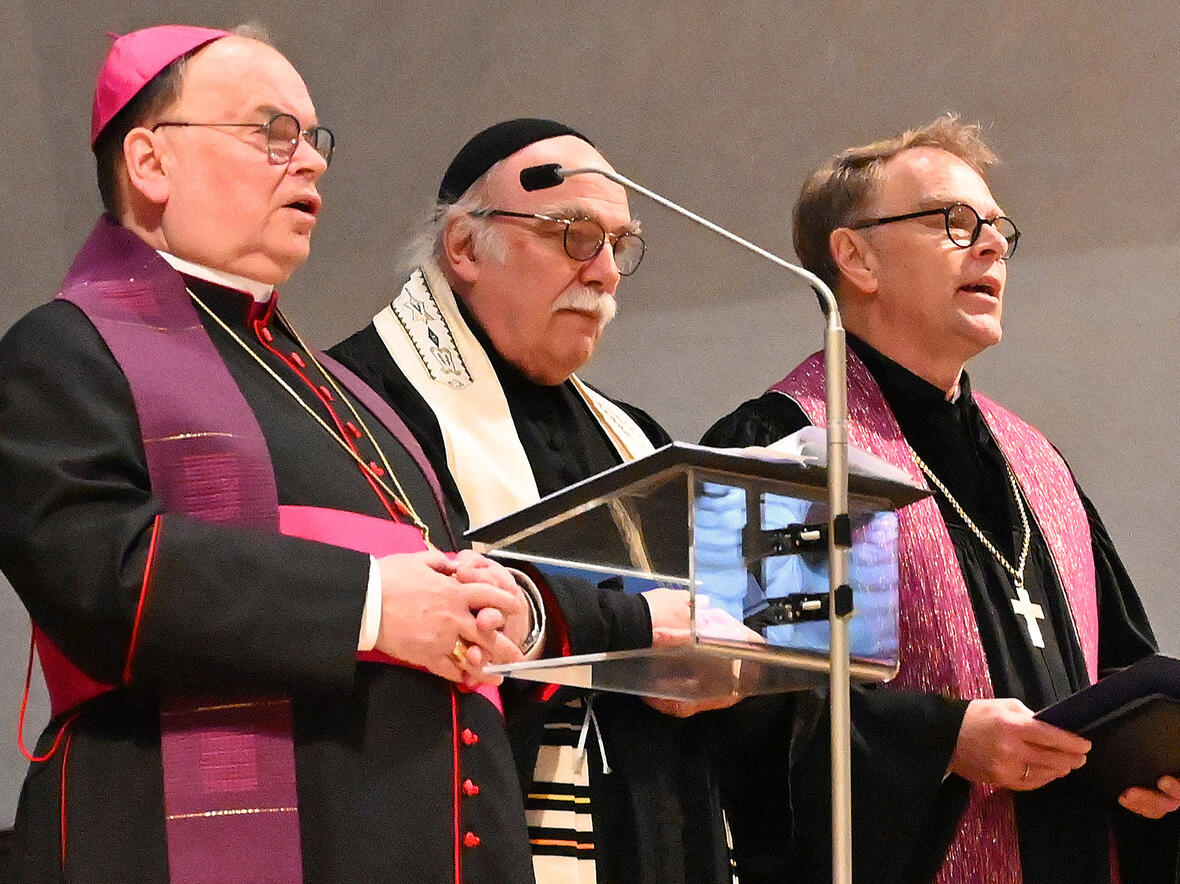 Christlich-jüdisches Miteinander im Dom: Bischof Bertram mit Rabbiner Andreas Nachama und Regionalbischof Thomas Pietro Peral (Foto: Ulrich Bobinger / pba).