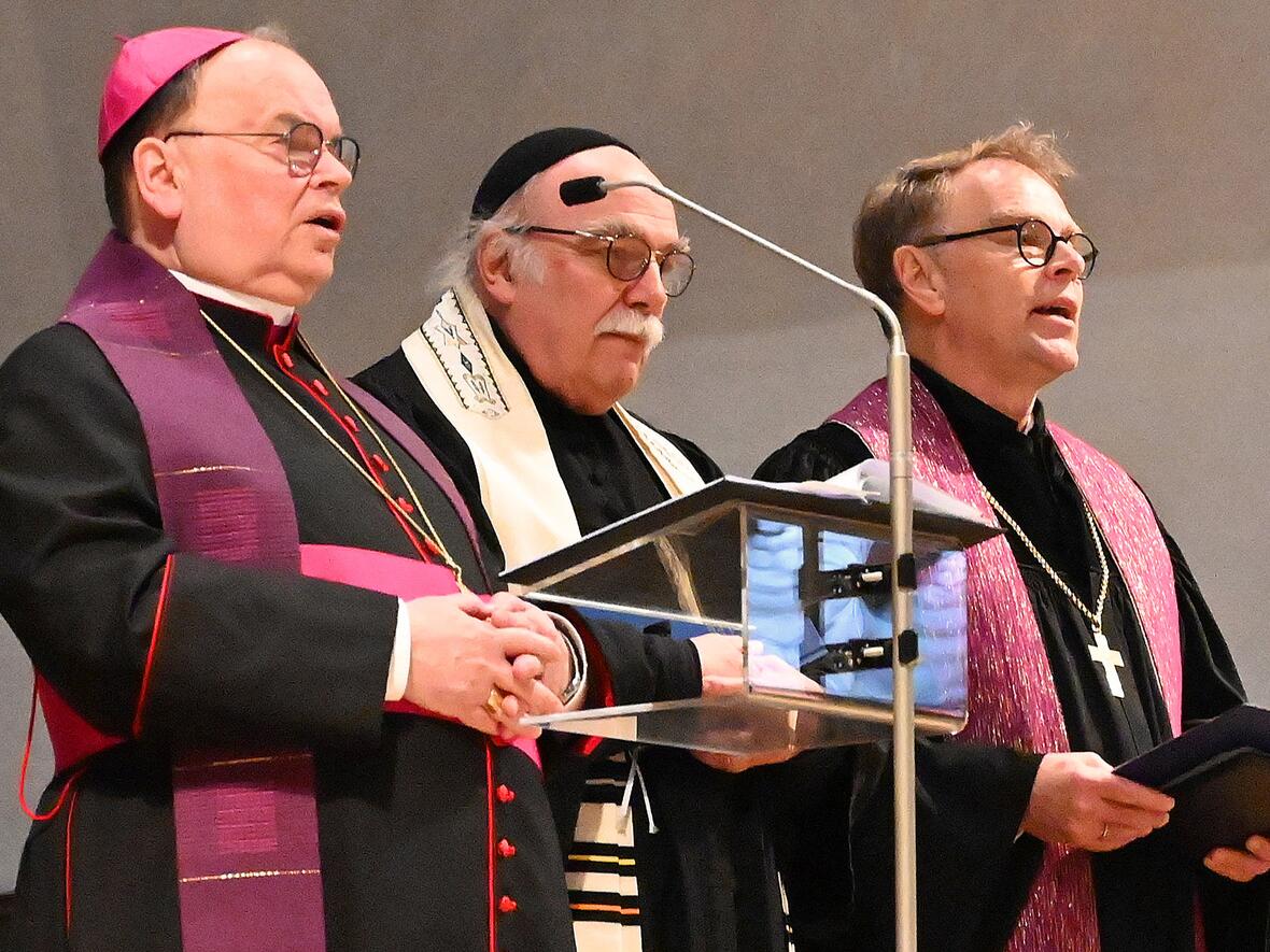 Christlich-jüdisches Miteinander im Dom: Bischof Bertram mit Rabbiner Andreas Nachama und Regionalbischof Thomas Pietro Peral (Foto: Ulrich Bobinger / pba).