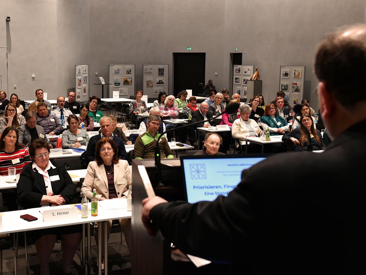 In einem vollen Großen Saal des Hauses Sankt Ulrich lauschten die Delegierten des Diözesanrates dem Bericht des Bischofs (Foto: Ulrich Bobinger /pba).