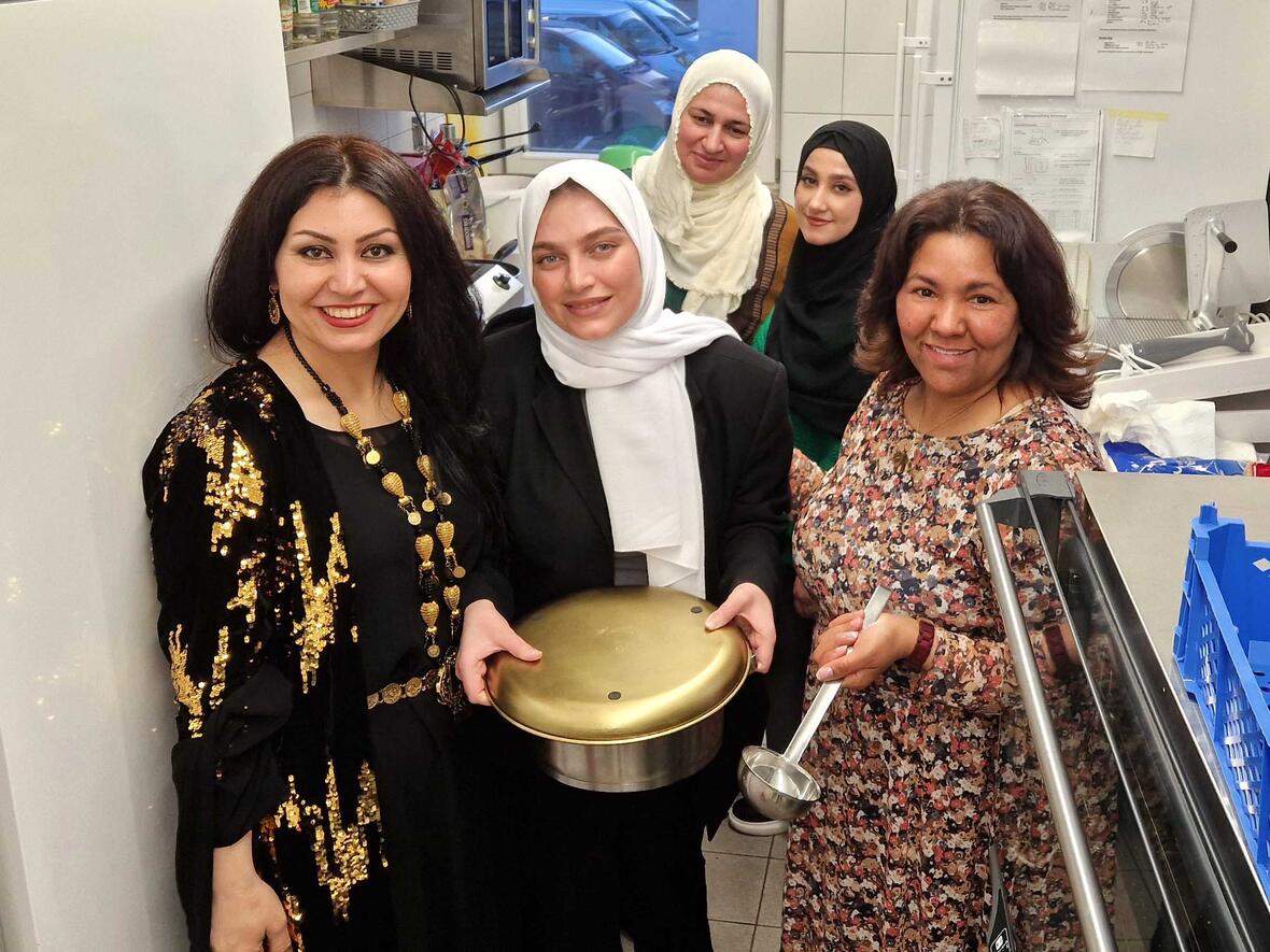Susu Heil (rechts) mit geflüchteten Frauen in der Küche des Bistros in der Kolping-Akademie in Donauwörth. (Foto: Caritas Augsburg / Bernhard Gattner)