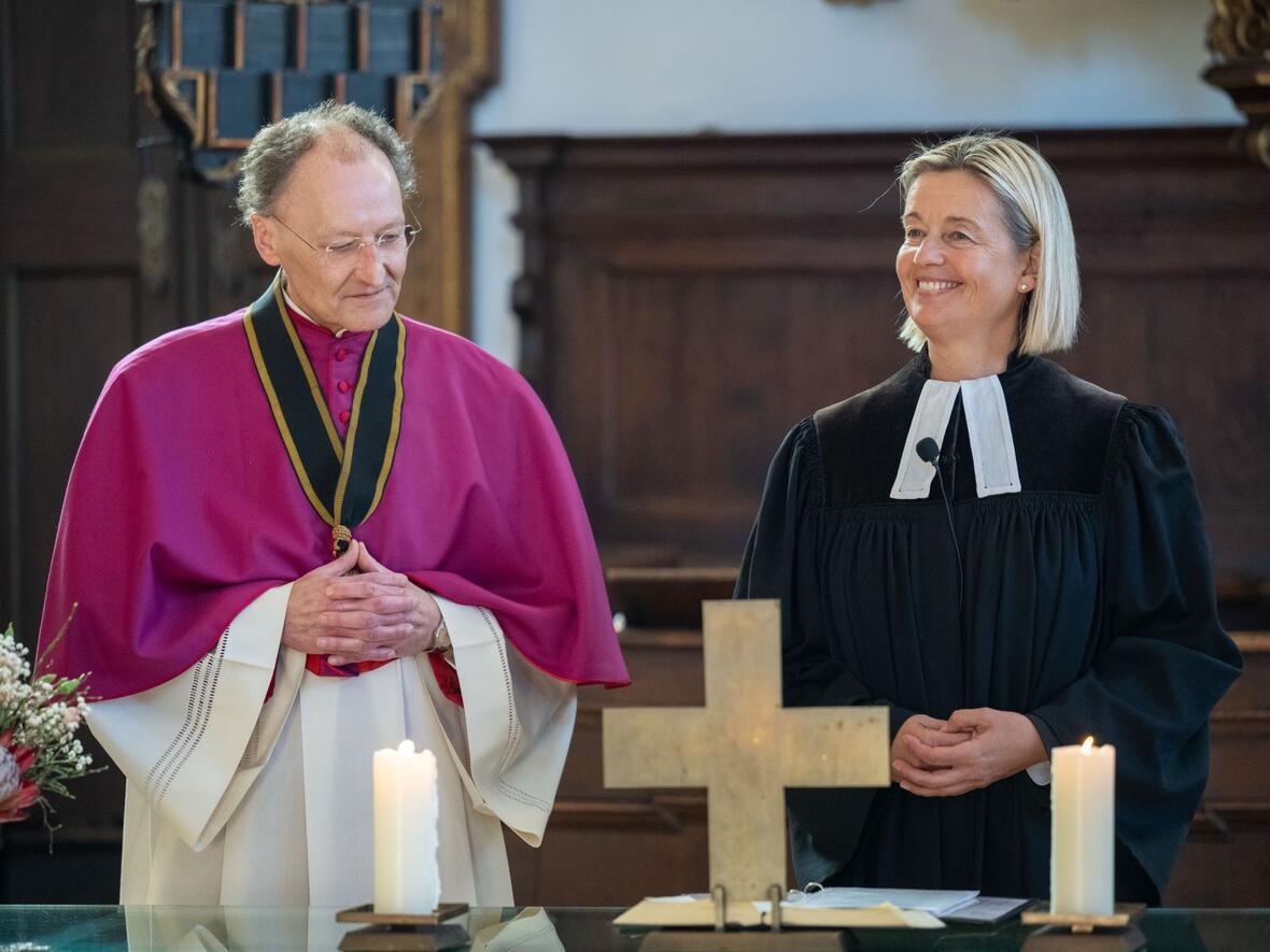 Generalvikar Dr. Wolfgang Hacker und Stadtdekanin Doris Sperber-Hartmann freuen sich über fünfzig Jahre gemeinsamer Arbeit in der Ökumenischen Telefonseelsorge Augsburg (Fotos: Julian Schmidt / pba)