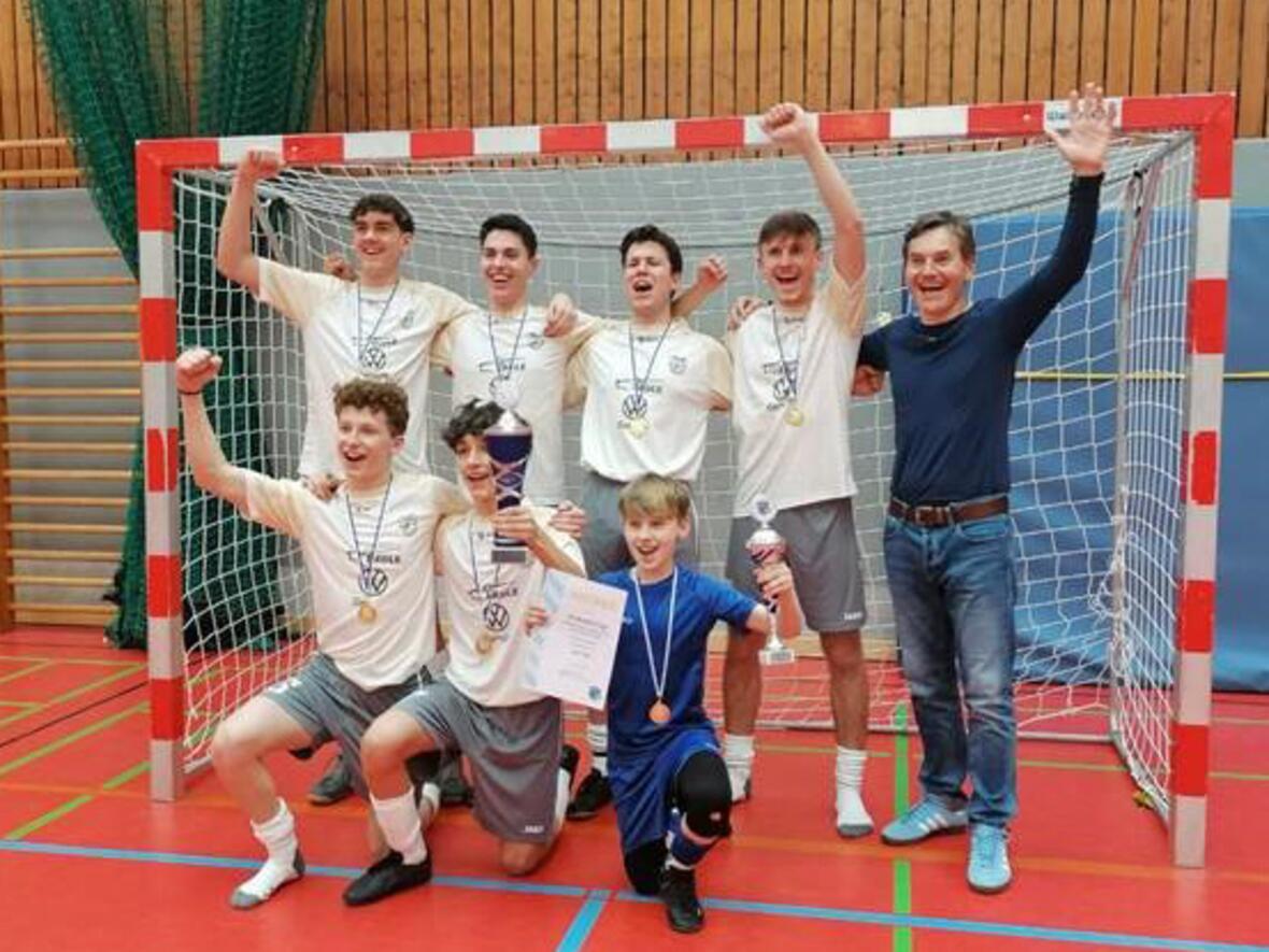 So sehen Sieger aus: Die Biberbacher Ministranten Tobias Nurr, Lysander Karmazin, Florian Motzet, Marlon Karmazin, Markus Stöbrich, Jonas Schuster, Niklas Kraus und Trainer Dietmar Motzet. (Foto: privat)
