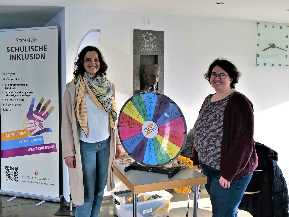 An den Ständen der Kooperationspartner wurden Materialien, Projekte und Impulse für die schulische Praxis vorgestellt. (Fotos: Abteilung Schule und Religionsunterricht)