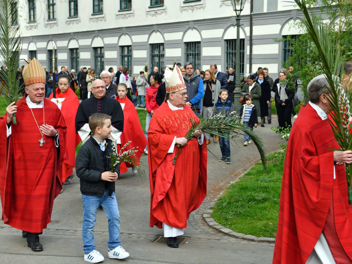 Prozessionszug mit Palmzweigen durch den Fronhof. (Fotos: Nicolas Schnall / pba)
