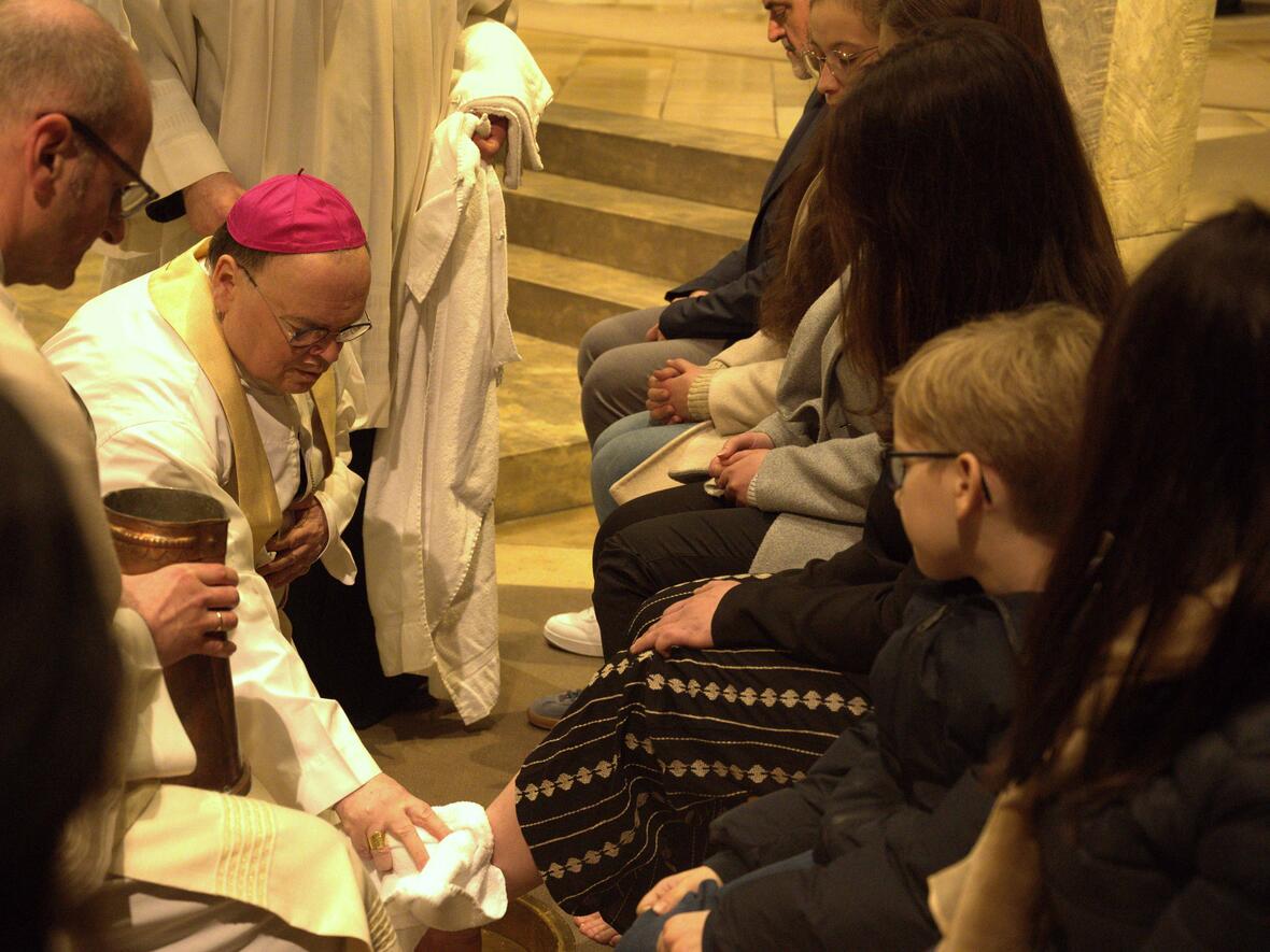 Als Zeichen des Dienens hat Jesus seinen Jüngern die Füße gewaschen. Bischof Bertram tat es ihm am Gründonnerstag mit Mitgliedern der Dompfarrei gleich (Fotos: Ulrich Bobinger/pba).