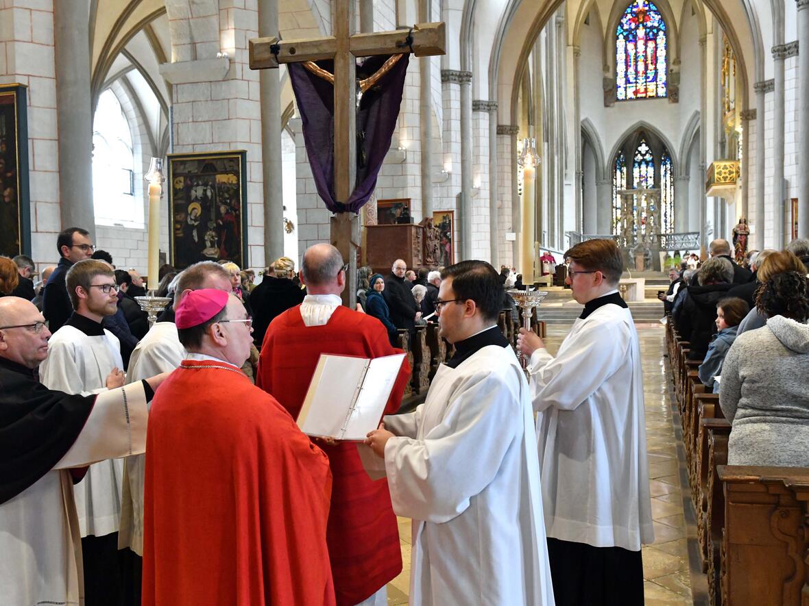 Karfreitag im Augsburger Dom: Bischof Bertram stimmt bei der Erhebung des Kreuzes das "Ecce lignum crucis" an. (Fotos: Nicolas Schnall / pba)