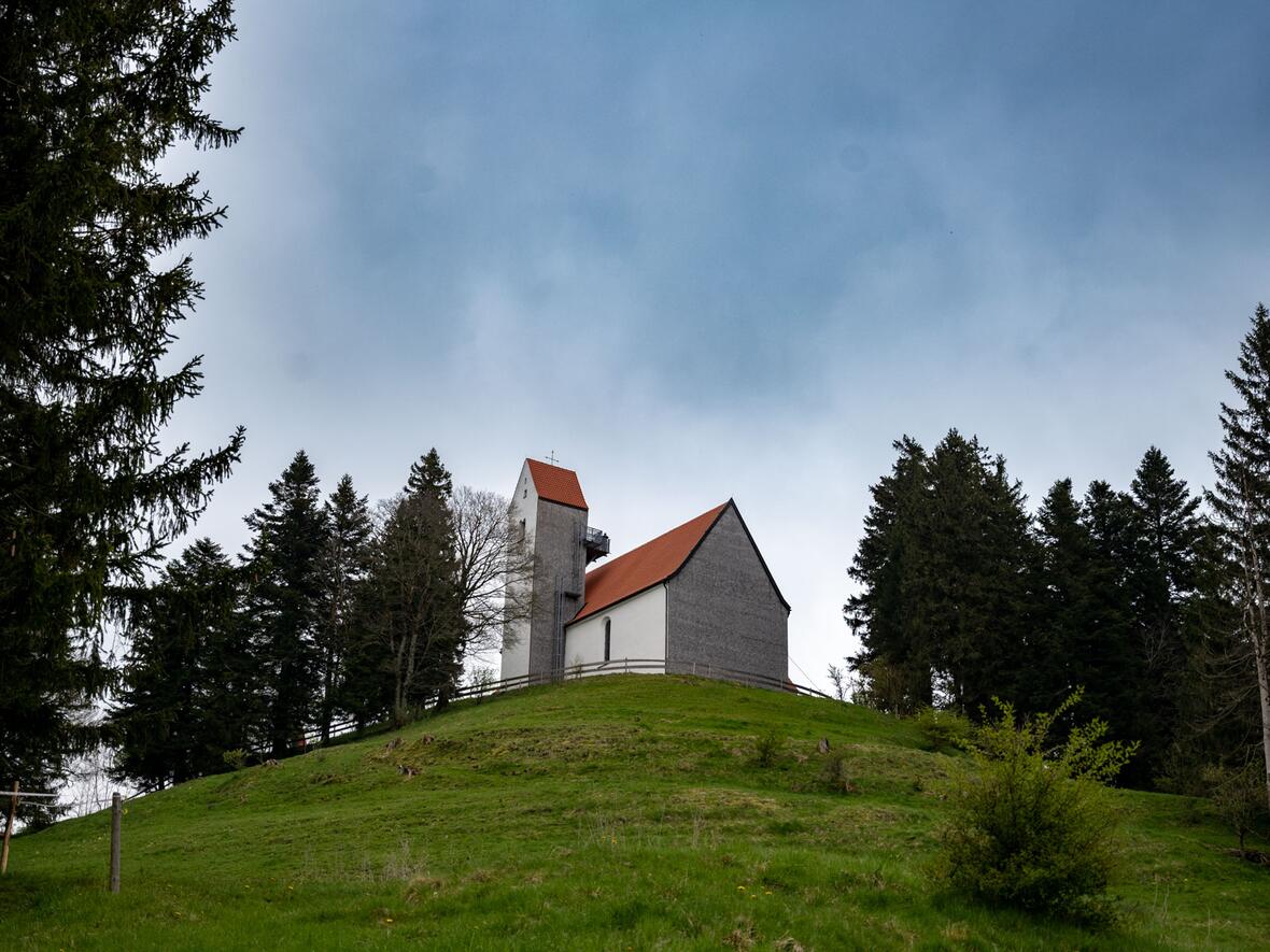 Die Kirche St. Georg auf dem Auerberg ist ein weithin sichtbares und beliebtes Wallfahrtsziel.