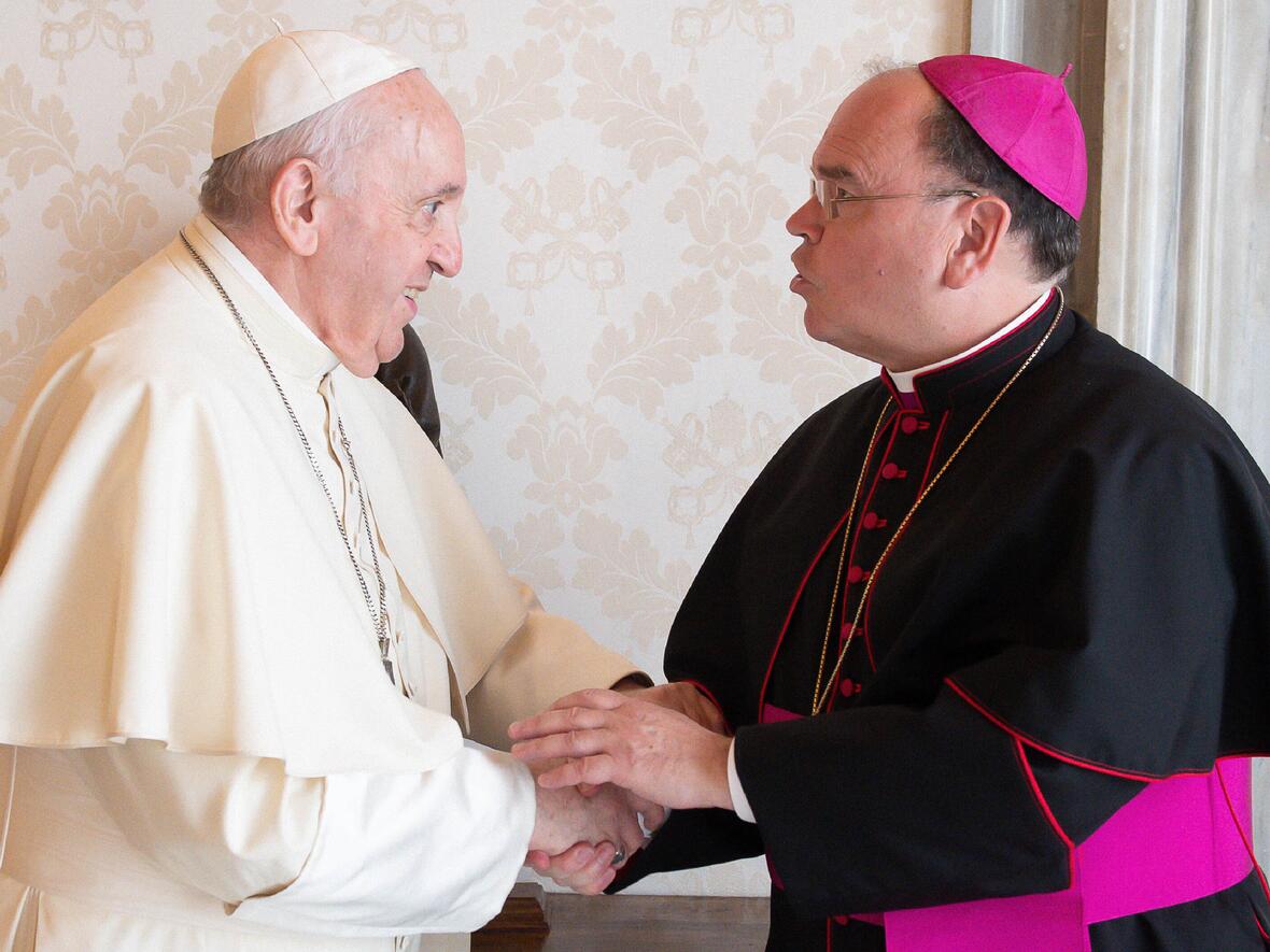 Papst Franziskus und Bischof Bertram bei einer Audienz im September 2021 (Foto: Vatican Media/Romano Siciliani/KNA)