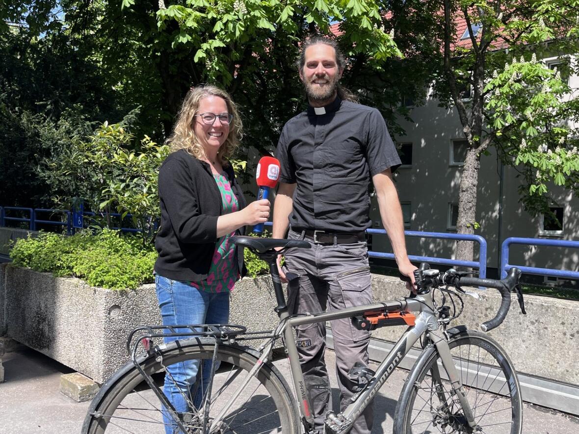 Radio Augsburg: "Cappuccino"-Sonntagstalk mit Kaplan Roland Weber (Foto: Radio Augsburg)
