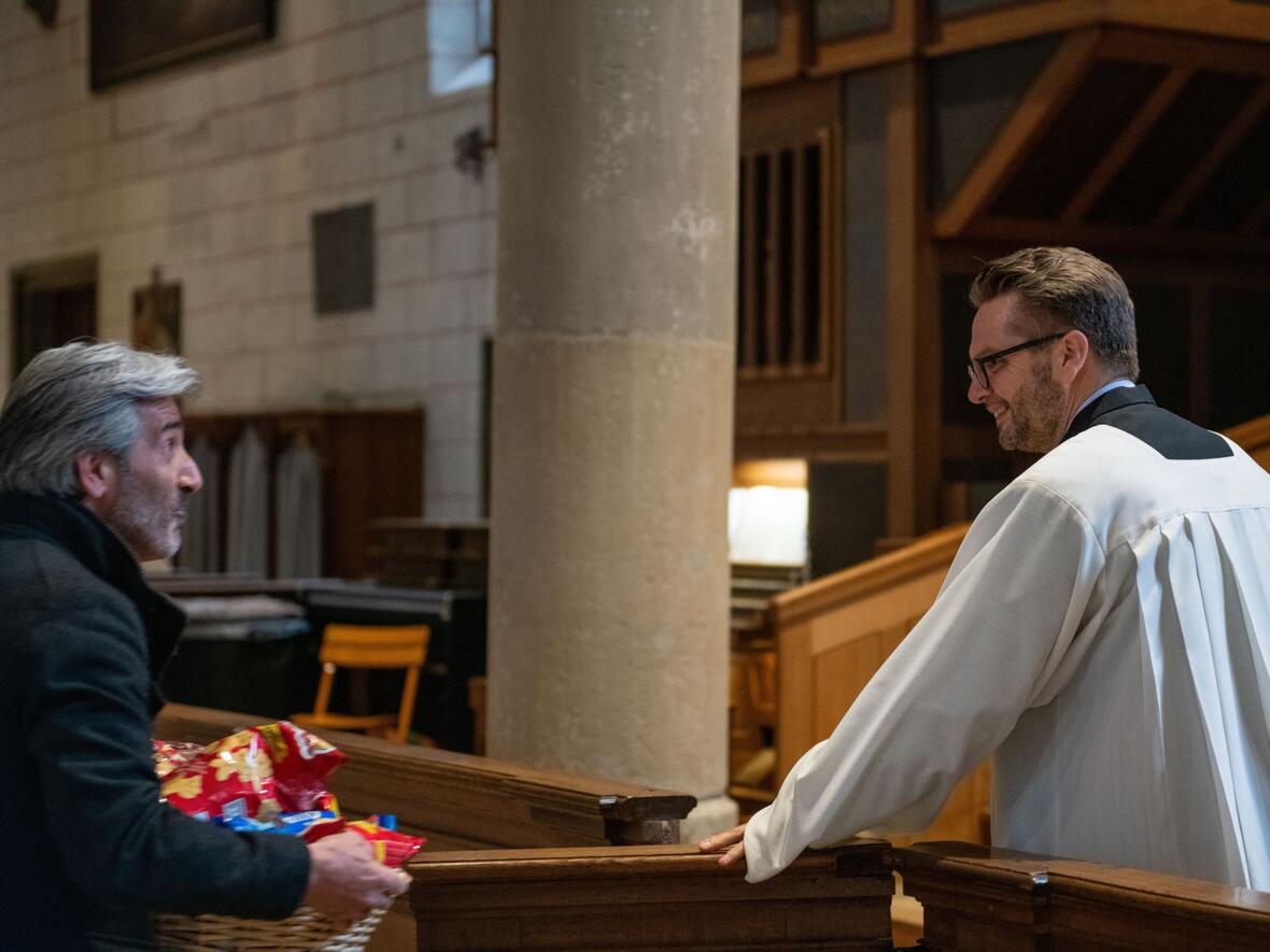Nach dem Gottesdienst durften sich die Sänger über ein Zeichen des Dankes seitens der EFL freuen (Foto: Julian Schmidt / pba)