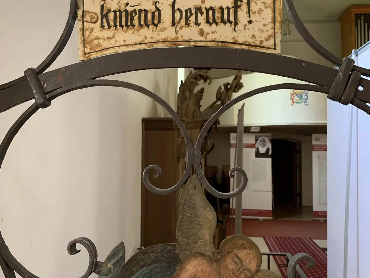 Gläubige besuchen dabei auch die Krypta der Wallfahrtskirche