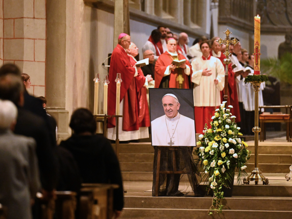 Zusammen mit einer großen Anzahl an Gläubigen feierte Bischof Bertram am Mittwoch das Requiem für den verstorbenen Papst. (Fotos: Leander Stork / pba)