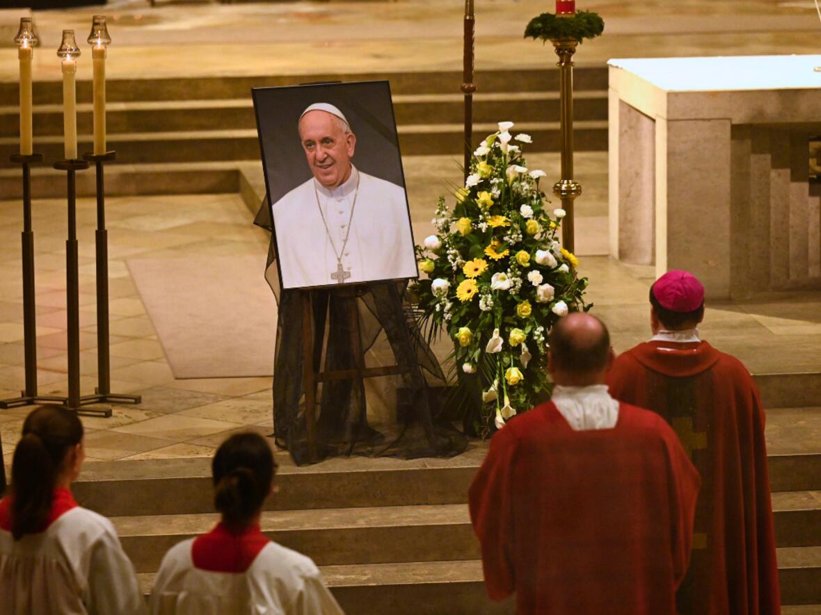 Am Ende folgte ein Totengebet vor dem Bildnis des Papstes. 