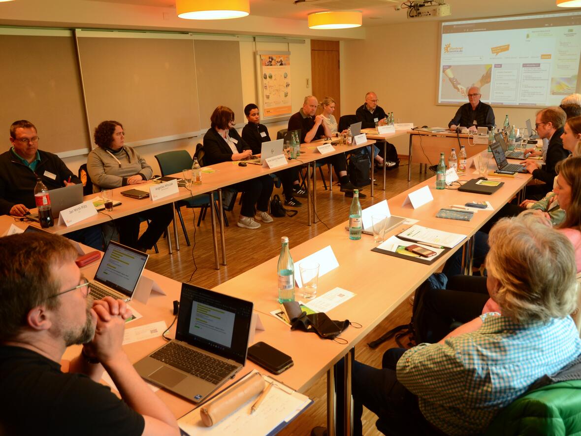 Zum letzten Mal in diesem Setting: Johannes Simon (vor der Leinwand) moderierte die Bundeskonferenz 2025 von Pfarrbriefservice.de. Er wird im Oktober 2025 in den Ruhestand gehen. (Foto: Christian Schmitt/pfarrbriefservice.de)