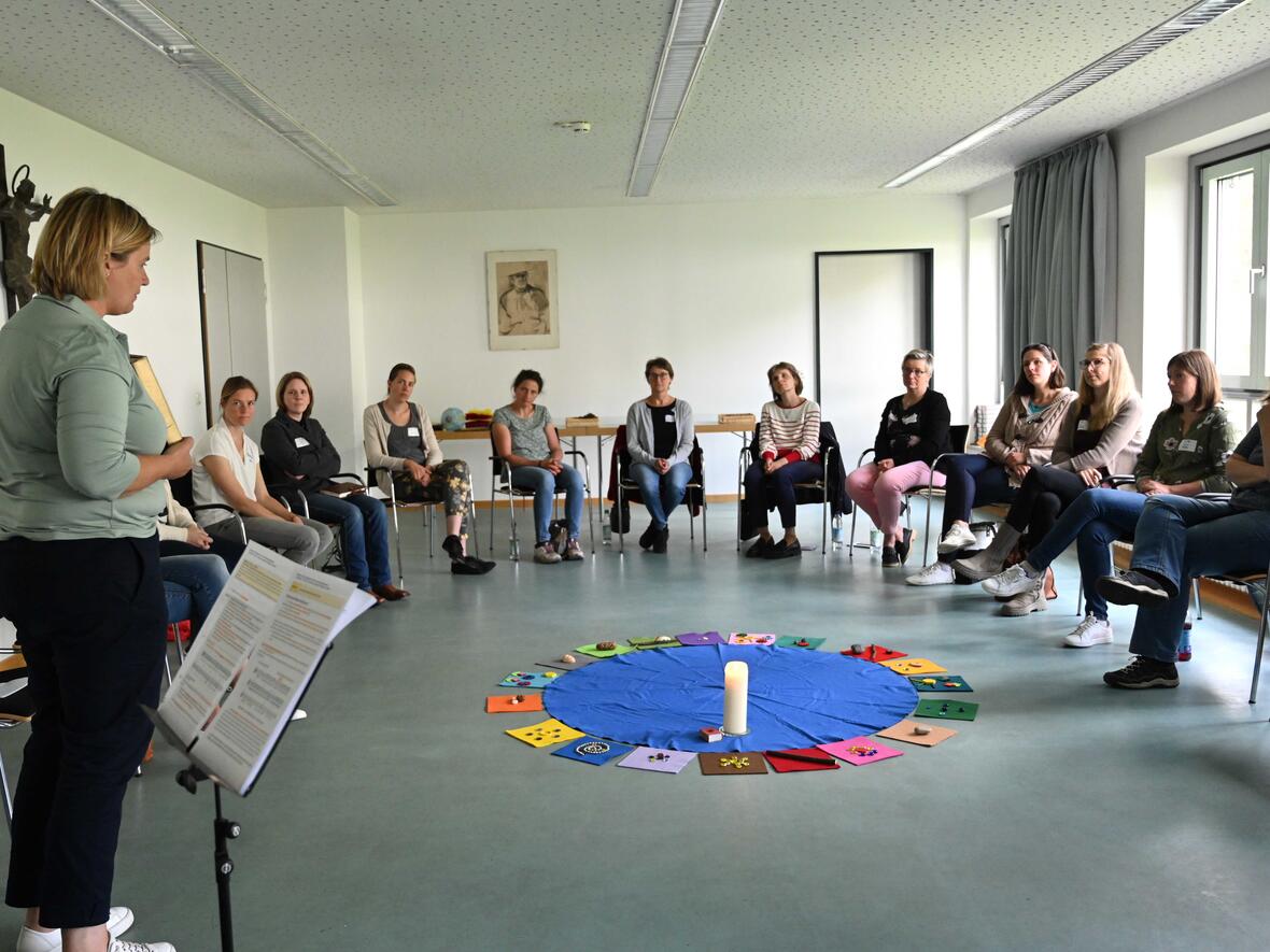 Wie man Gottesdienste für Kinder interessant umsetzen kann, erfuhren die Engagierten nicht nur theoretisch, sondern auch in der Praxis. (Foto: Maria Rösch / pba)