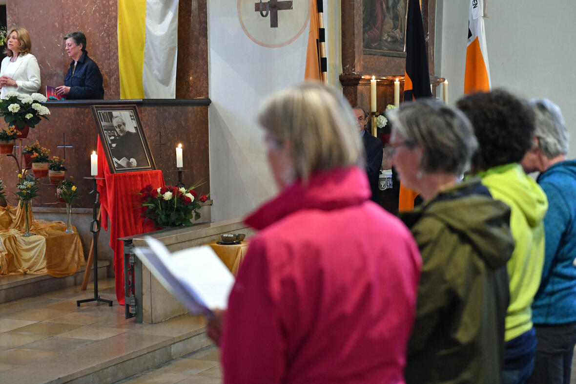Sich einem neuen Seligen pilgernd nähern: Max Josef Metzger fand nach seinem Märtyrertod seine letzte Ruhestätte in Meitingen, auf dem Gemeindefriedhof nahe der Pfarrkirche. (Fotos: Nicolas Schnall / pba)