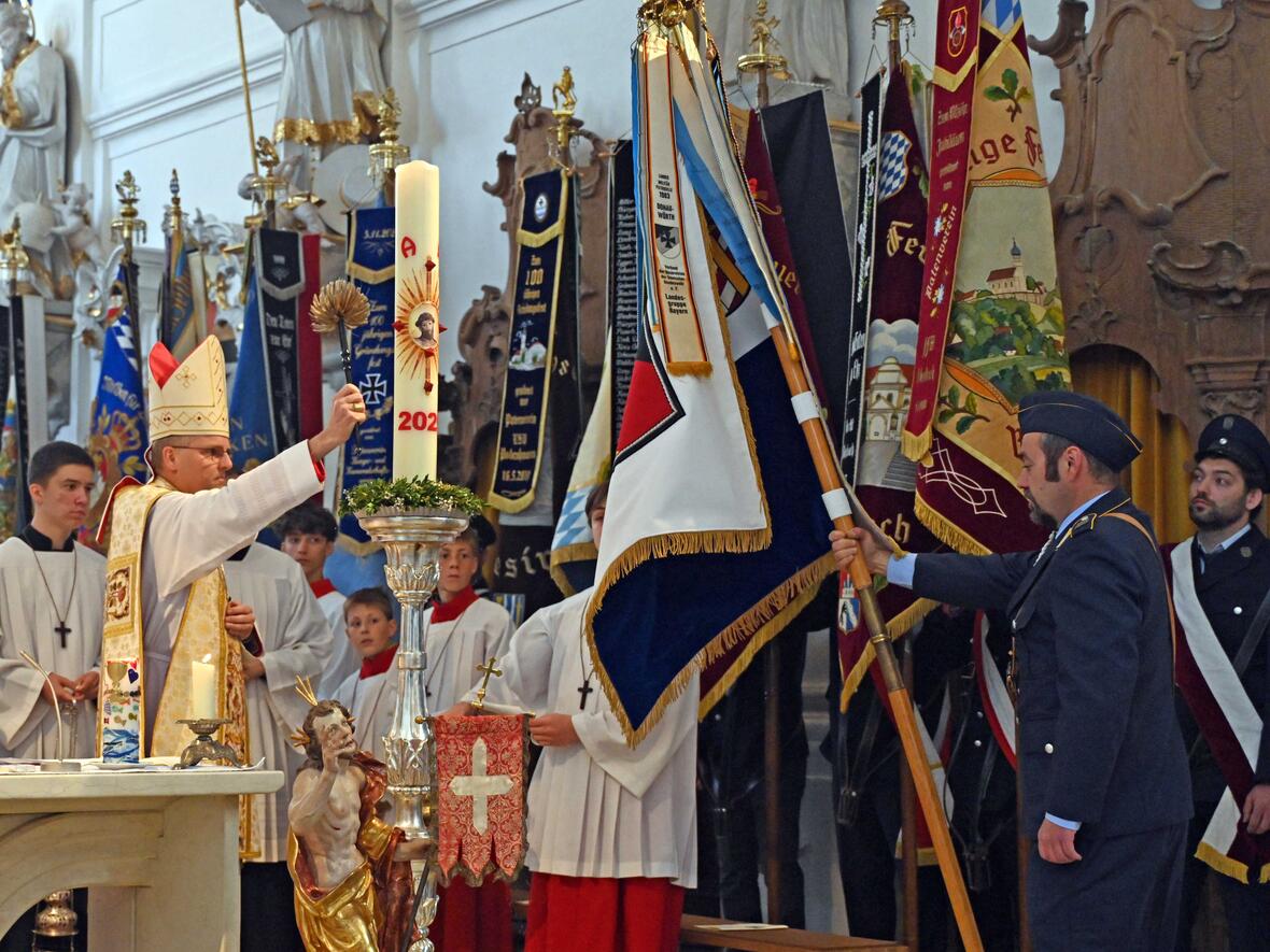 Am Ende segnete der Weihbischof die Standarte des BKV Nordschwaben.