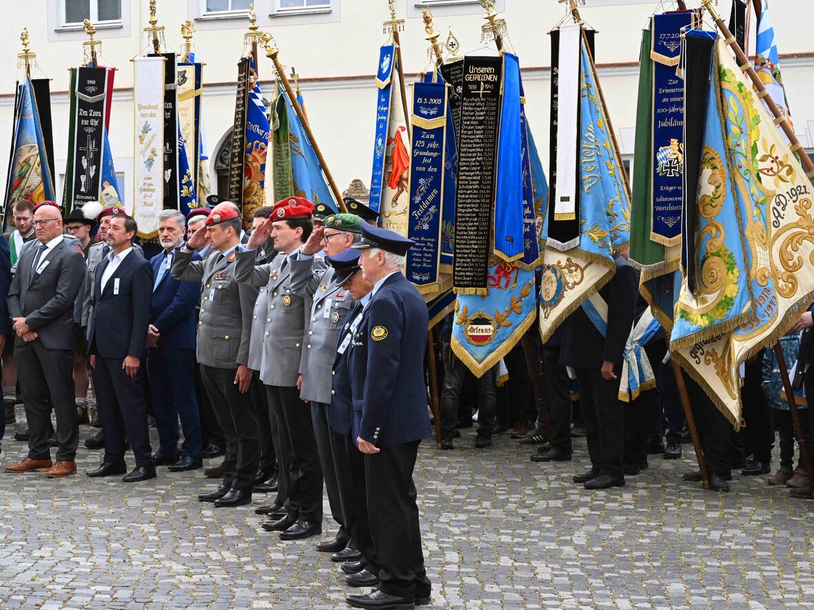 "Der gute Kamerad" - Totengedenken auf dem Kirchplatz. 