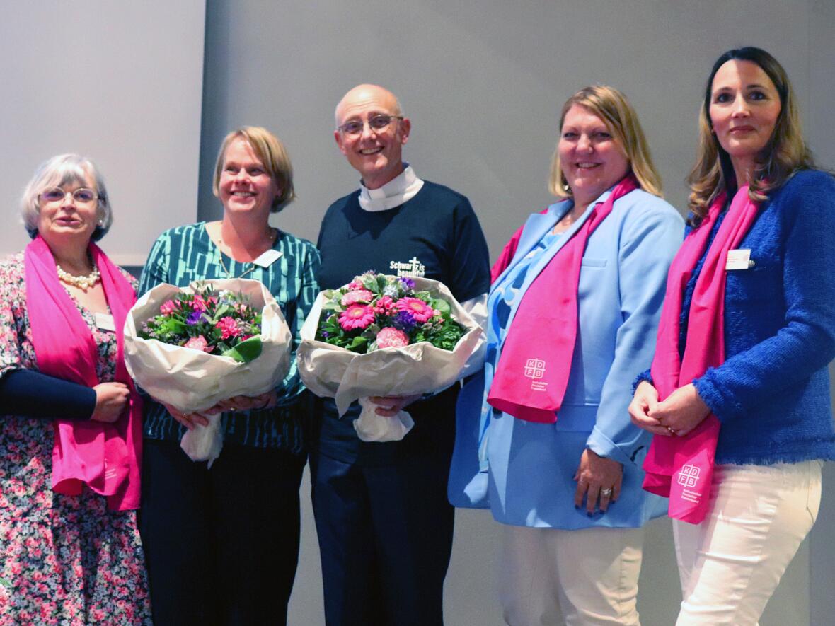 Die stellvertretenden Vorsitzenden Silvia Lutz (li.) und Annette Fischer (re.) sowie Diözesanvorsitzende Ulrike Stowasser (2.v.re.) verabschieden die zurückgetretene stv. Vorsitzende Constanze Wackenhut (2.v.li.) und Pfarrer Thomas Schwartz (Mitte) als geistlicher Beirat. (Foto: KDFB)