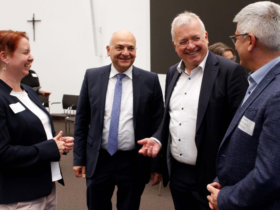 Im intensiven Austausch: Kathrin Schroeder (misereor), Diakon Markus Müller (Diözesan-Caritasdirektor), Markus Ferber (EU Parlaments-Mitglied) und Anton Stegmair (Bischöflicher Beauftragter für weltkirchliche Aufgaben). (Foto. Judith Bornemann)