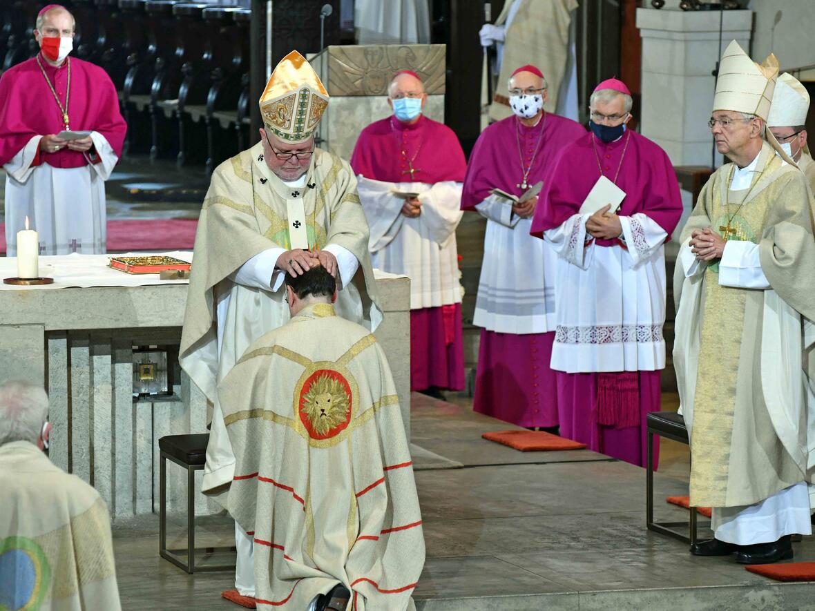 Eindrucksvoller Moment bei der Bischofsweihe von Dr. Bertram Meier: Die Handauflegung durch Kardinal Marx im Augsburger Dom. (Foto: Nicolas Schnall / pba)
