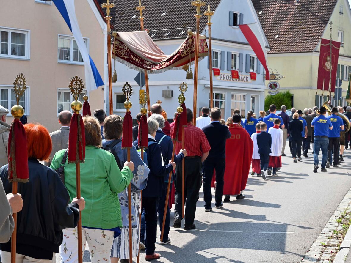Eine große Zahl an Gläubigen zog singend und betend durch die Innenstadt.