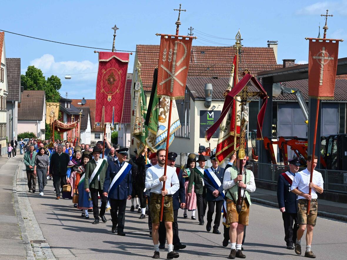 Während der Prozession betete Pfr. Wespel für Kriegsopfer, Unfallopfer auf den Straßen und Schwerkranke.