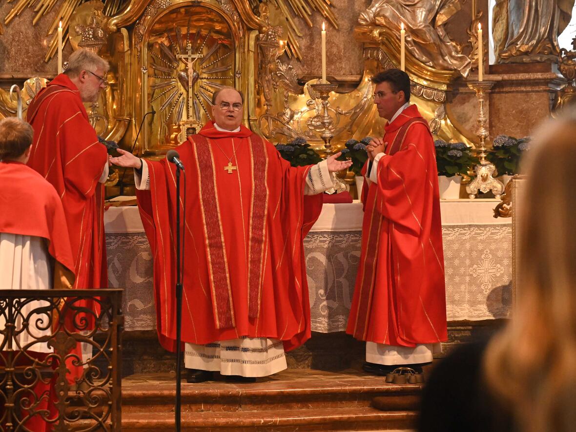 Pater Korbinian (l.) und Abt Johannes (r.) konnten zur Feier ihres silbernen Priesterjubiläums Bischof Dr. Bertram Meier begrüßen. (Fotos: Leander Stork / pba)