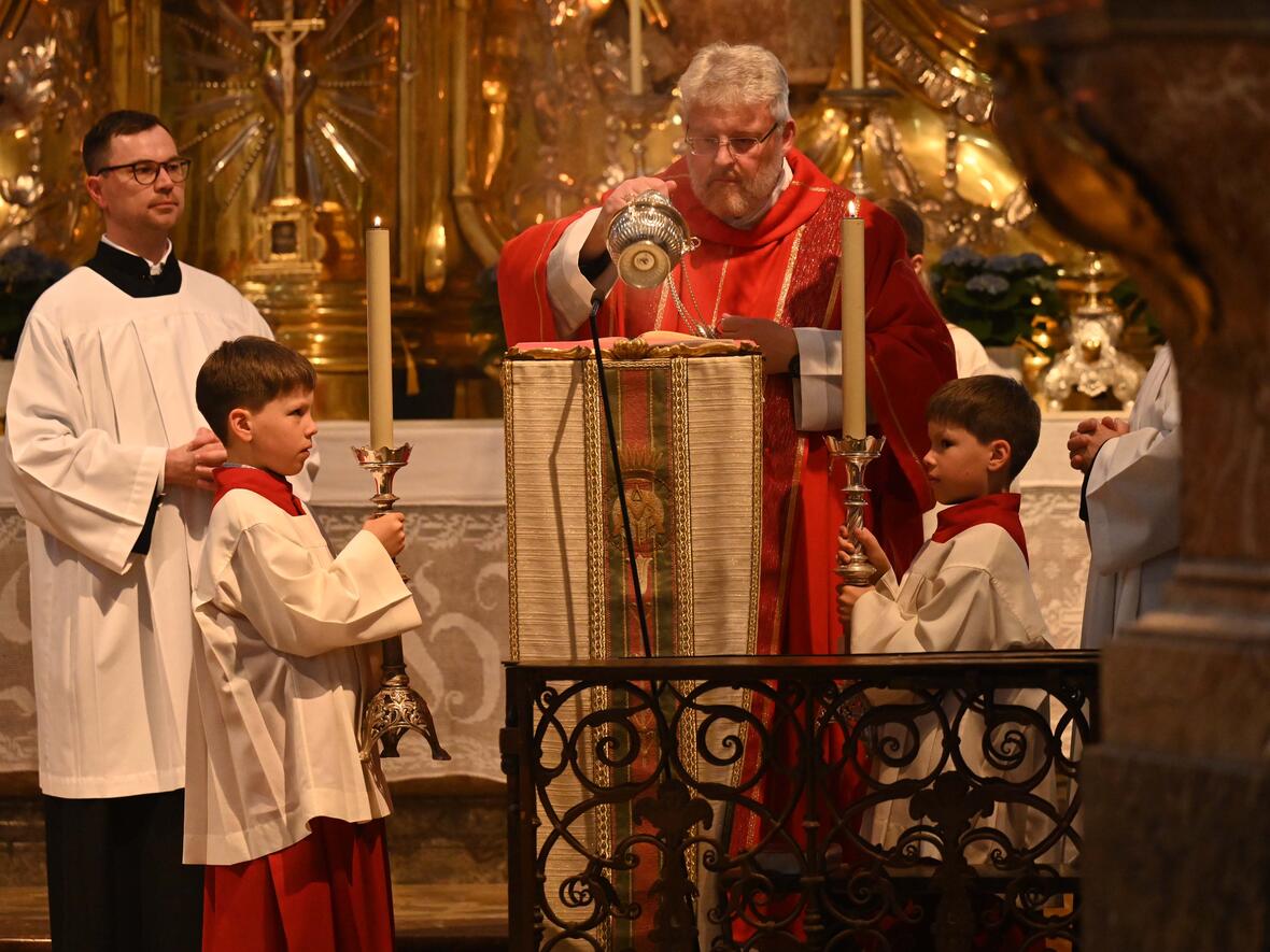 Pater Korbinian bei der Verkündigung des Evangeliums. 