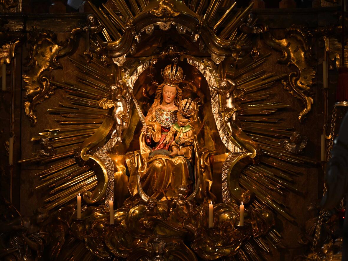 Im Mittelpunkt der Wallfahrtskirche steht das Gnadenbild, das um 1500 geschaffen wurde. Das Jesuskind weist mit seinem Finger auf den darunterliegenden Tabernakel.