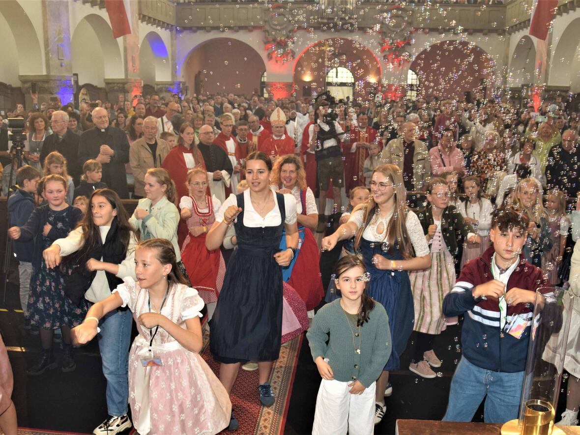 Junge Gläubigen veranstalteten einen Tanz-Flashmob in der Kirche St. Anton in Kempten. (Fotos: Sabine Verspohl-Nitsche/pdke)