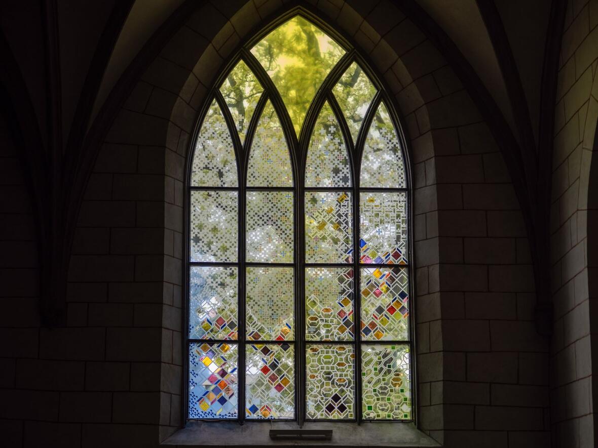 Das neue Ulrichsfenster im Augsburger Dom (Foto: Julian Schmidt / pba)
