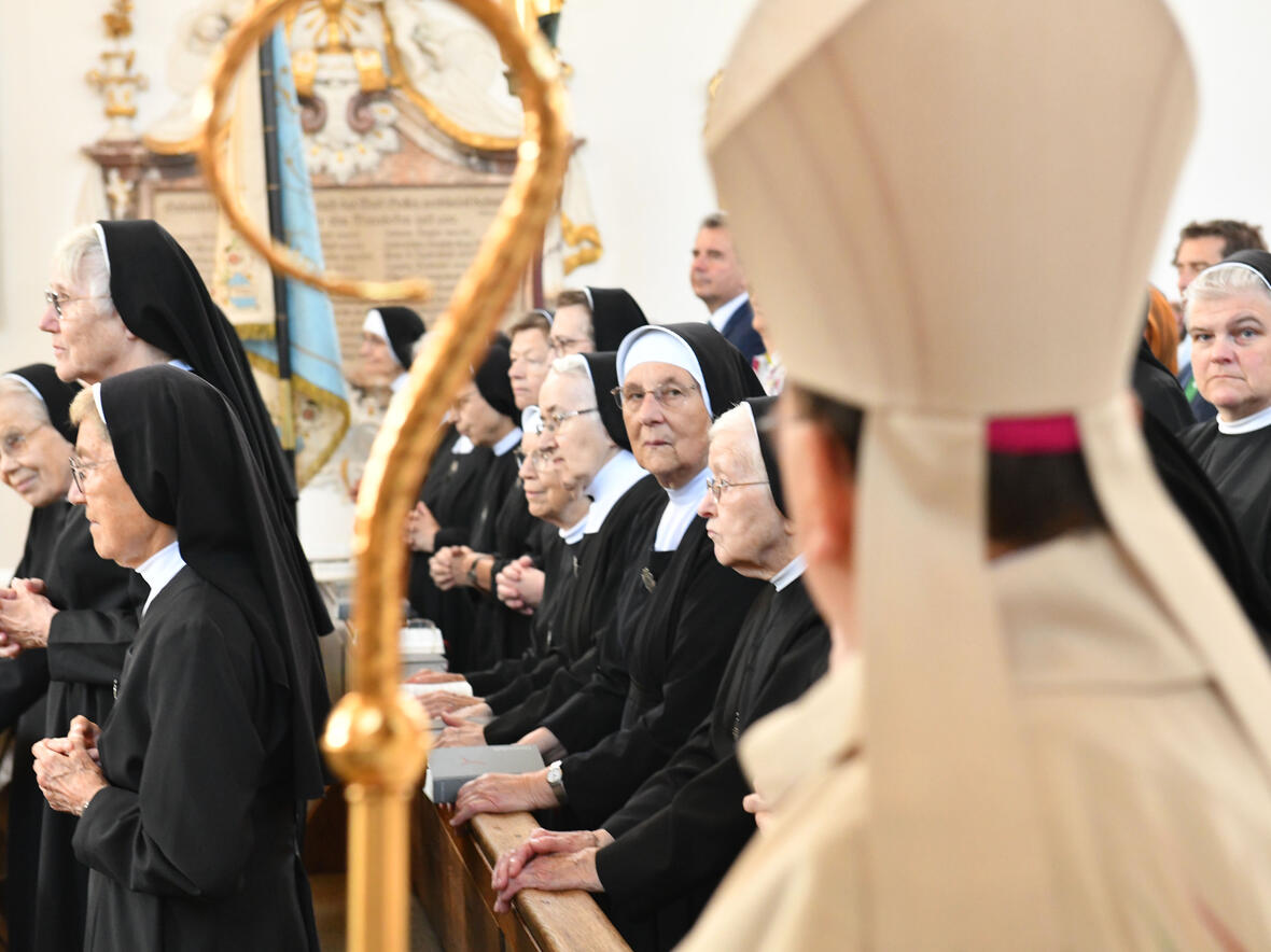 Viele Mallersdorfer Schwestern waren in die Pfarrkirche St. Justina gekommen, um mit Bischof Bertram die Messe zu feiern (Fotos: Ulrich Bobinger/pba).