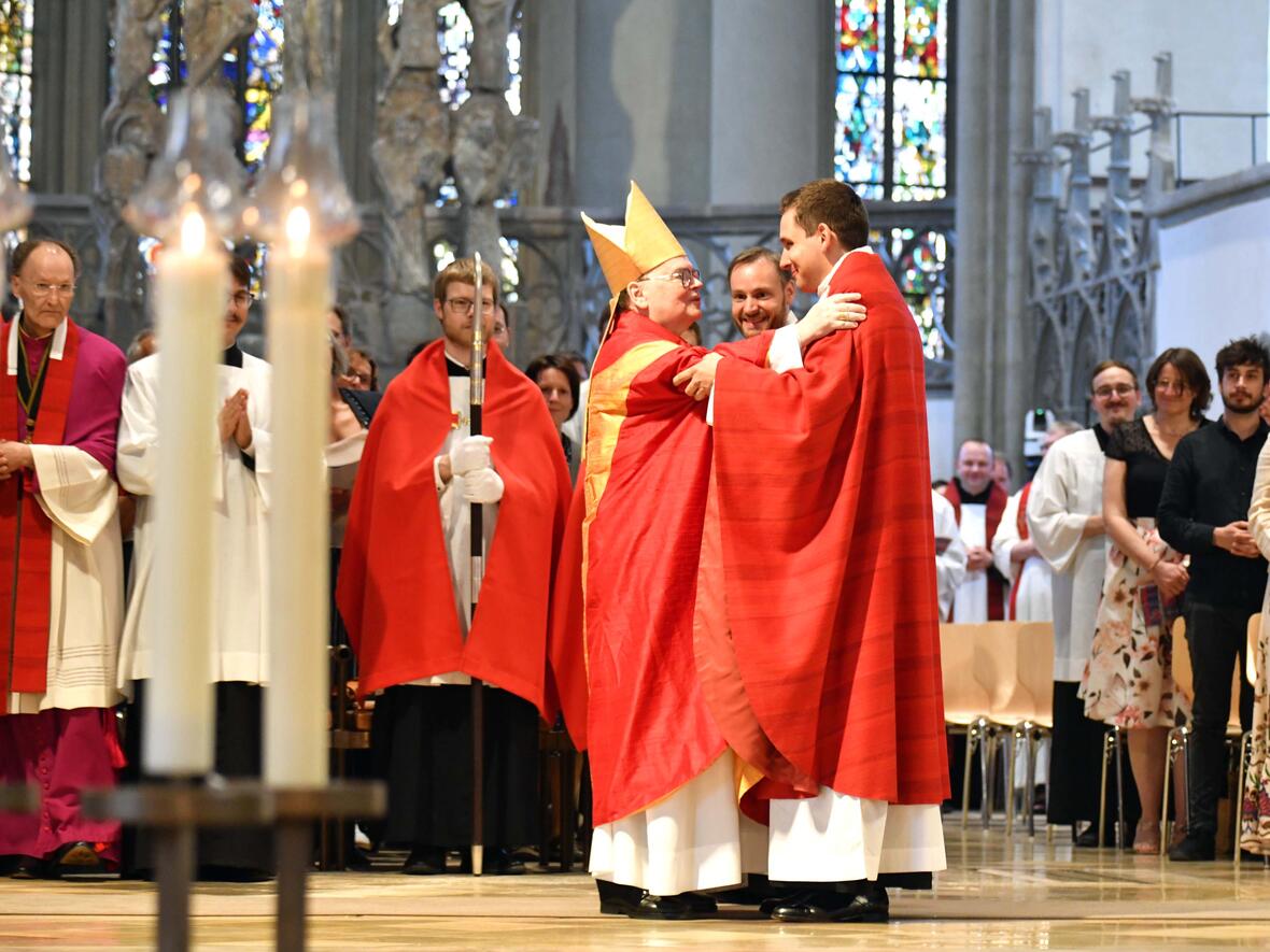 Priesterweihe im Augsburger Dom: Die Umarmung der beiden Neupriester signalisiert, dass sie nun neue Mitarbeiter im Presbyterium sind. (Fotos: Nicolas Schnall pba)