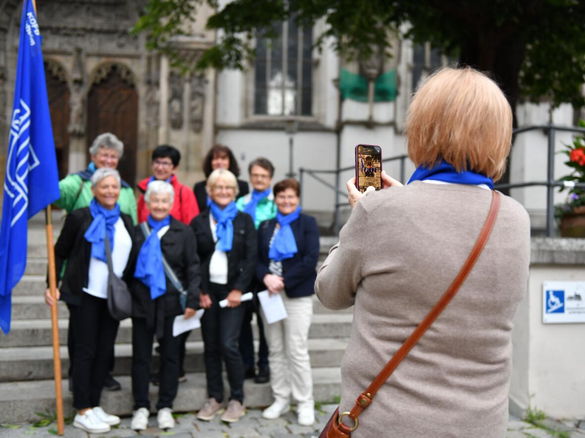 Erinnerungen müssen festgehalten werden: Eine Frauenbundgruppe nützt die Gelegenheit am Domplatz (Foto: Maria Rösch / pba) 