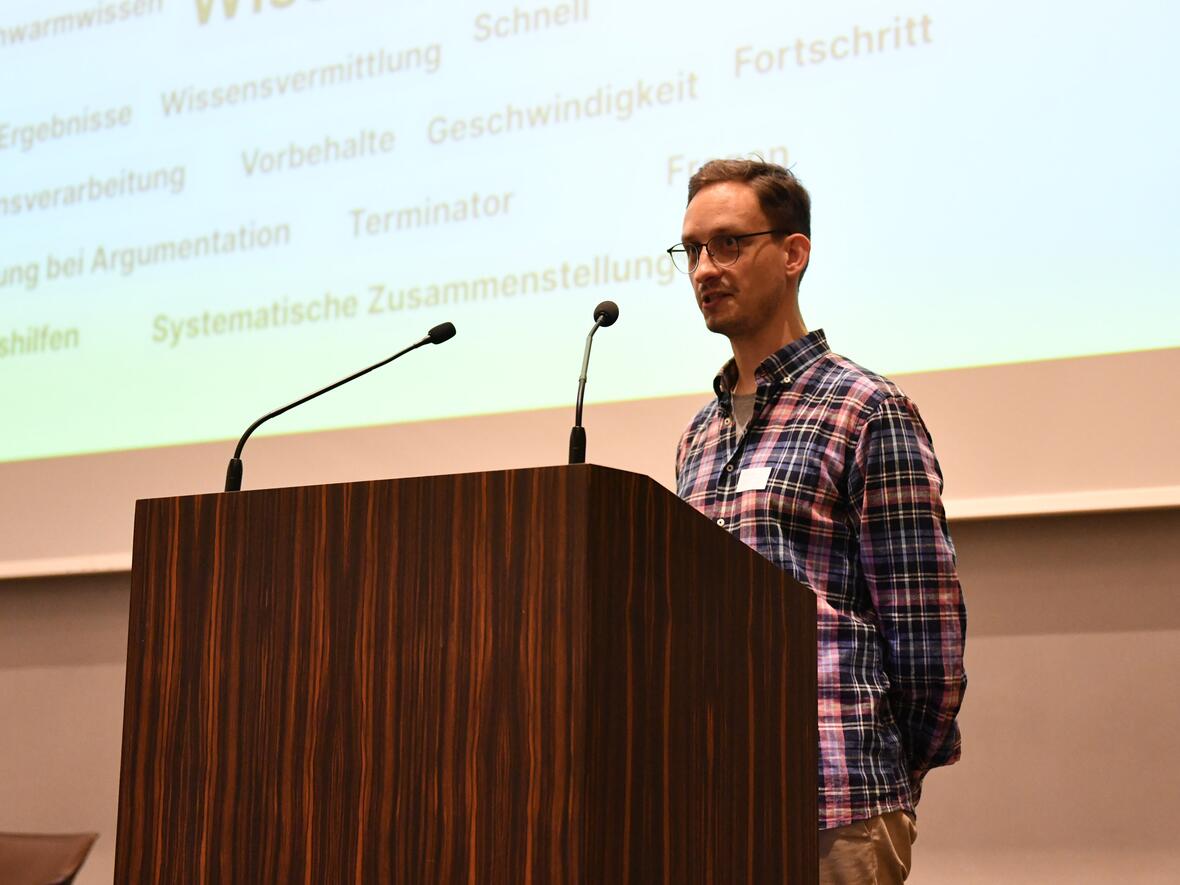 Martin Kutz bei seinem Vortrag über die Künstliche Intelligenz (Foto: Maria Rösch / pba)