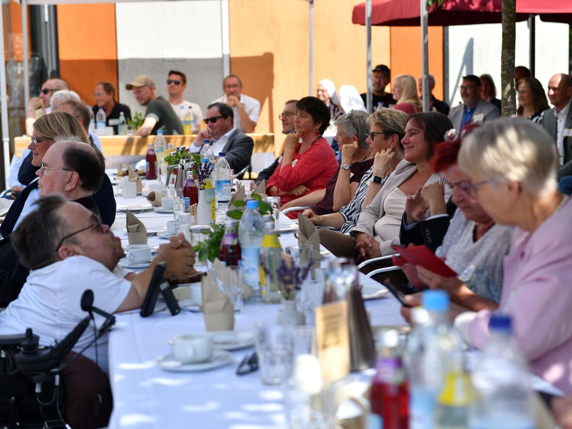 Gemeinsam Mahl halten: an der Ulrichstafel nahmen an diesem Donnerstag Menschen aus Gesellschaft, Kirche und Politik Platz. (Foto: Maria Rösch / pba) 