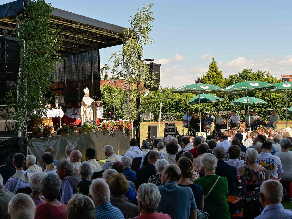 Bei einer Pontifikalmesse im Freien würdigte Bischof Bertram das lange Wirken der Claretiner im Sinne von Bildung, Gemeinschaft und Glaube. (Fotos: Johannes Brenzinger / Claretinerkolleg) 