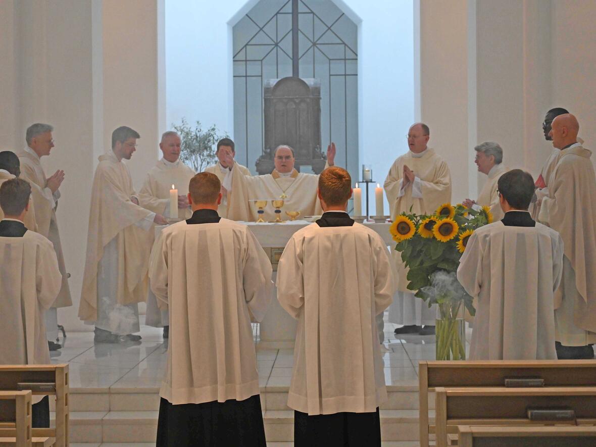 Zahlreiche mit Regens Kreuzer verbundene Priester waren zum Abschied gekommen. 