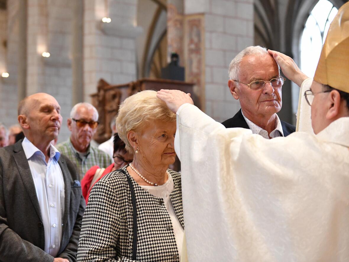 Alle Paare konnten sich den Einzelsegen spenden lassen. (Foto: Maria Rösch / pba)