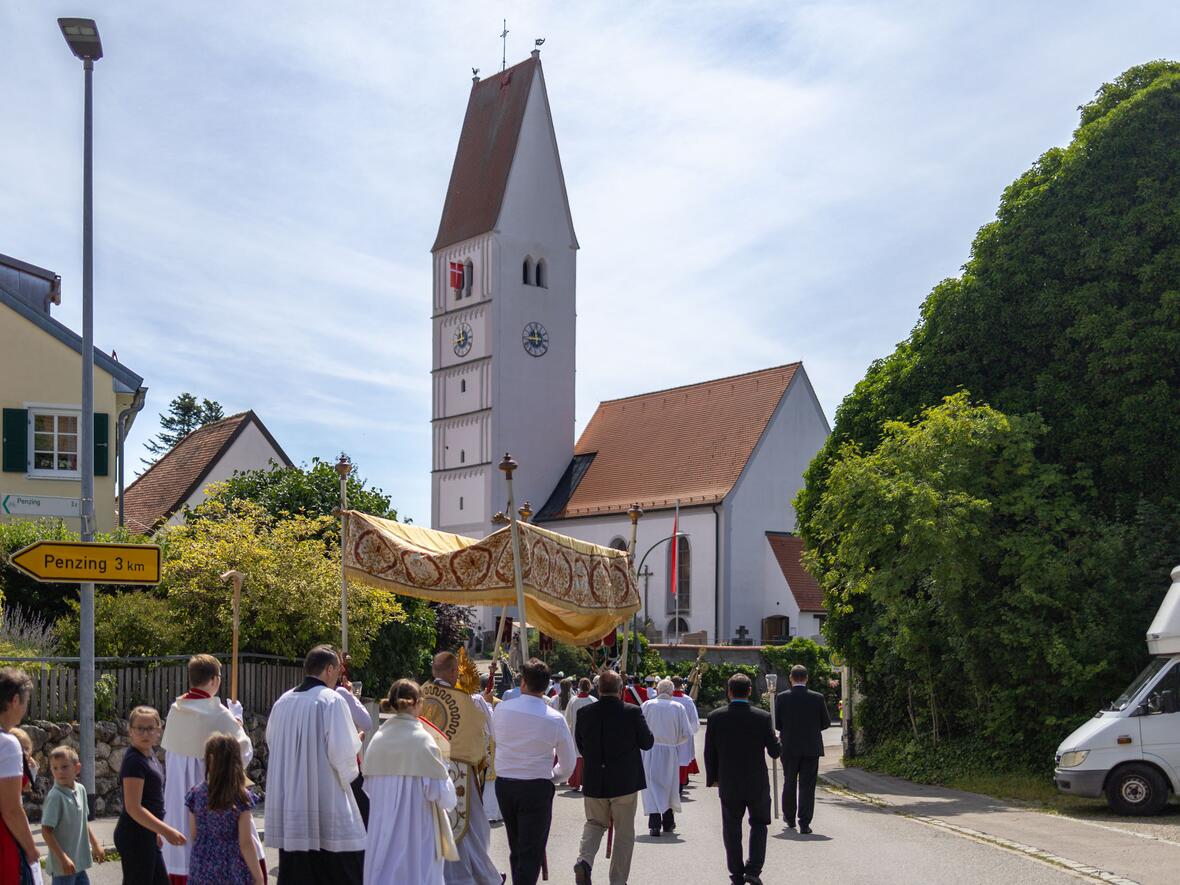 Pfarrkirche und Bruderschaftsumzug: Doppeljubiläum in Schwifting mit Weihbischof Florian Wörner (Fotos: Julian Schmidt / pba)