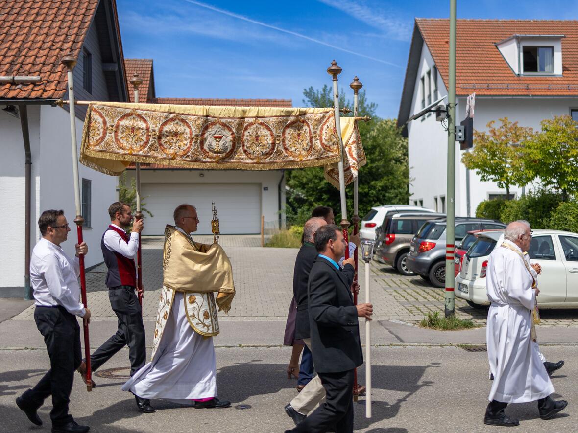 Eucharistische Prozession durch den Schwiftinger Ortskern.