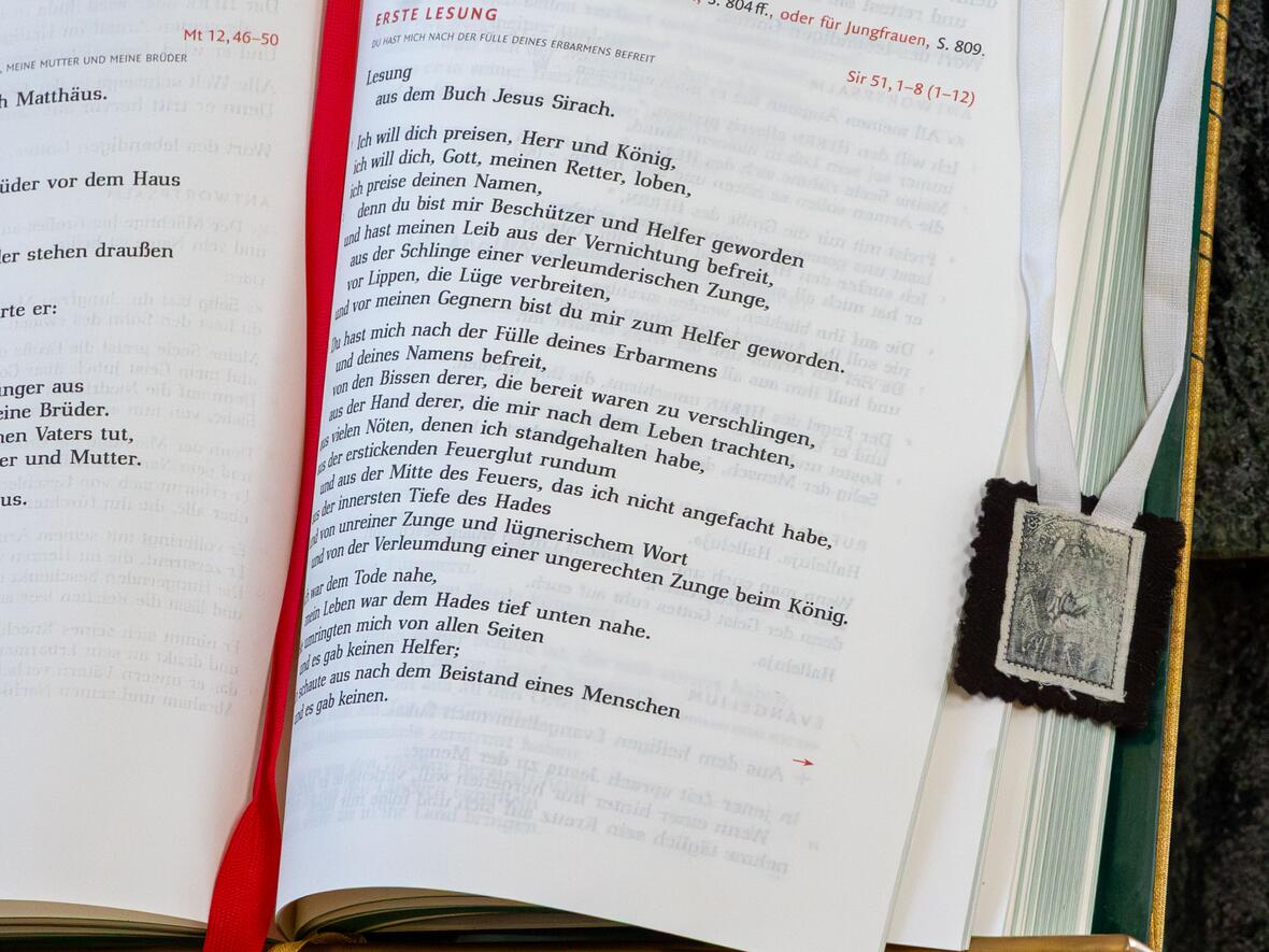 Ein "kleines Skapulier" am Evangeliar.