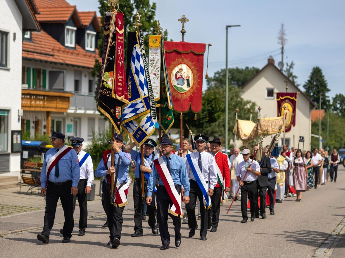 Zahlreiche Fahnenabordnungen beteiligten sich an dem Festumzug.
